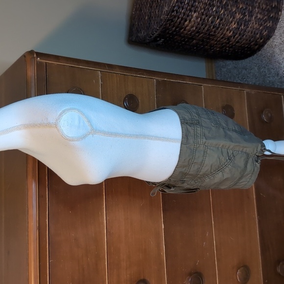 Old Navy Army GREEN Khaki Shorts Sits below Waist SZ8 - Picture 6 of 11